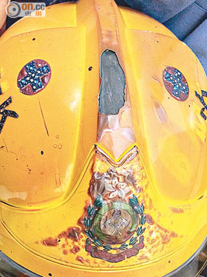 消防員新頭盔變色起泡，清潔後外層仍見啡黃。