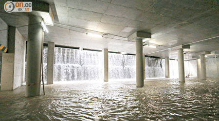 蓄洪池裝有智能水閘，可自動按洪水量及下游排水量調校閘門位置。（何頴賢攝）