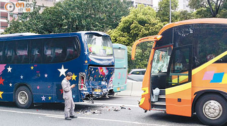 載學童旅遊巴（圖左）被另一旅遊巴撞車尾。