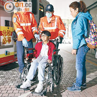 學童由家長陪同送到醫院。