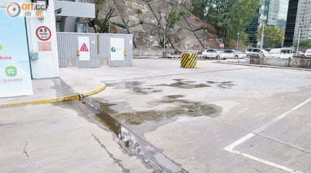 旺角政府合署停車場側有水喉漏水，地面出現大面積積水。