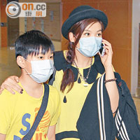 歌手Kellyjackie（右）陪同吳若希胞弟到醫院了解情況。 