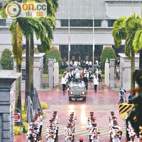 國會大樓<br>護送李光耀靈柩的車隊由國會大樓出發。