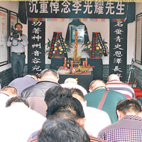 廣東梅州的李氏宗親，為李光耀舉行追悼儀式。（中新社圖片）