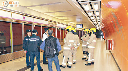 警方及消防員到場調查。（陳展鴻攝）