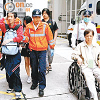 救車的陳先生（右）與受傷親友一併送院。（梁卓明攝）