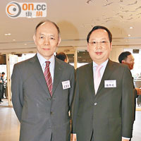 作為主人家之一嘅陳仲尼（右）親自招呼香港青聯創會主席霍震寰（左）。