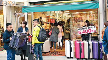 內地遊客轉到日本購物，購物團在日本隨處可見。