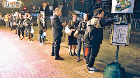 每屆放工時間，大埔寶鄉街總站即出現長長人龍，乘客須輪候兩至三班車才能登車。