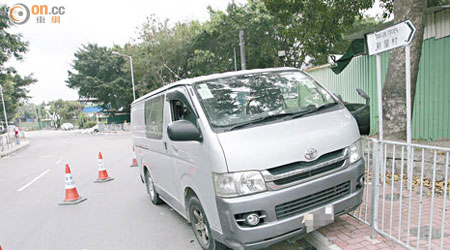 猝死司機的客貨車於事發時撞向鐵欄。（黃君堡攝）