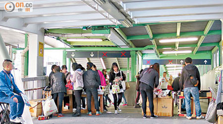 九龍灣站兩端出口經常有無牌小販擺賣，港鐵與食環署各自執法下，令情況多年仍未見改善。