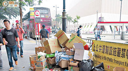 尖沙咀梳士巴利道有大量垃圾堆積，被指有損香港形象。