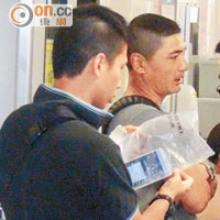 警員檢走郭俊麟的手機調查。