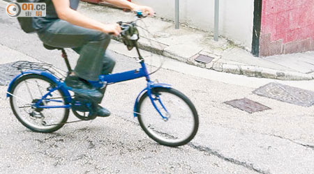 市民在中西區踏單車時，因路面破損容易造成意外。