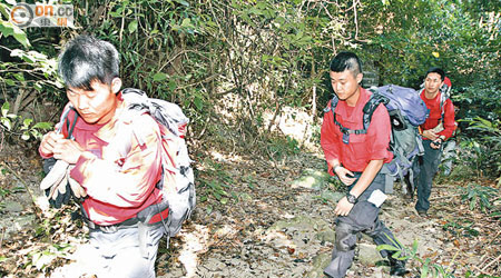 民安隊人員登山協助搜索張伯。（陳展鴻攝）