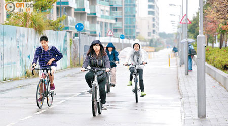 踏單車愈趨普及，有團體促政府盡快完善本港的單車徑。