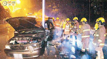 豐田私家車嚴重損毀，消防射水戒備。（楊偉嶽攝）