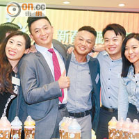 周雯玲（左起）、黃浩鈞、胡子岐、吳嘉祺及周彩紅等一班香港中華廠商聯合會青委，非常投入參加當晚嘅奶樽競飲比賽。