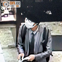 香港犯案Look<BR>槍匪上月戴假髮及口罩劫錶行。（資料圖片）