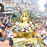 一年一度的泰國新年潑水節昨午在九龍城上演。