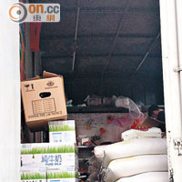 貨車售賣貨品包括糧油食品及廁紙等。