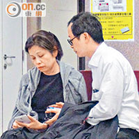 劉妻對丈夫及兒子在車禍中重傷十分擔心。（高潤榮攝）