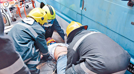 搭棚工人墮樓倒地，由救護員急救，但送院後不治。 