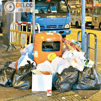 炮台街寧波街交界<br>油麻地多個垃圾桶旁邊堆滿大量垃圾，影響環境衞生。