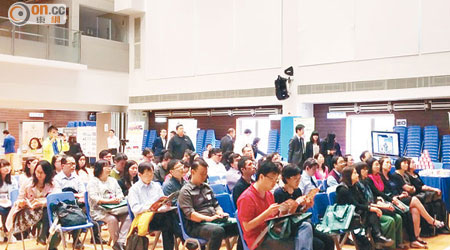 香港電子教科書協會昨辦博覽，吸引近五十名教育界人士到場參觀。（周翠怡攝）
