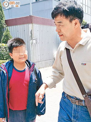被告李健強（右）昨帶同十歲的長子（左）到庭應訊。（李家翹攝）