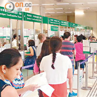 尖沙咀郵政局停止周日服務後，九龍區市民被迫過海到中環郵政總局投遞郵包。
