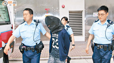 男生涉嫌販毒被警方拘捕帶署。（吳遠輝攝）