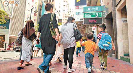 香港有不少「雙職」家庭，部分人會將教育工作交託外傭。（袁志豪攝）