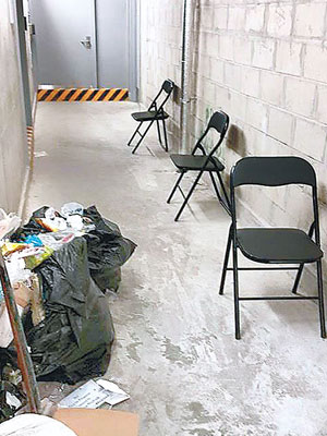 有港鐵西營盤站兼職員工投訴被迫在站內擺滿垃圾的職員走廊休息。（互聯網圖片）