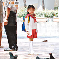 元朗 <br>新元朗中心對出有幼稚園學童走入鴿群嬉戲。