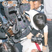 混亂間多名記者跌倒，有人報稱受傷。（高嘉業攝）