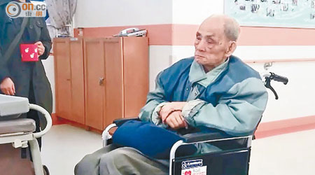 余伯跌倒後未獲護老院安排送院檢查，其後證實盆骨骨折，術後需長期使用輪椅。