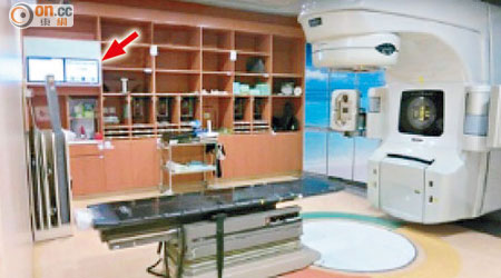 放射治療室內有電腦（箭嘴示）顯示病人的治療紀錄。