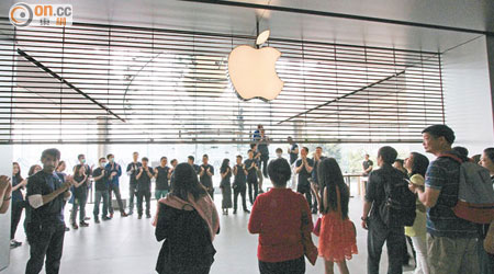 Apple Watch出貨，中環蘋果旗艦店昨早開門時僅十多人等候，但失望而回，因新貨只會透過送遞至早已成功預訂客戶。