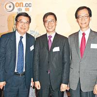 黃玉山（左起）及楊潤雄向唐偉章反映理大教學研究酒店難訂位。