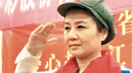 梁安琪戴上紅星軍帽，希望活動可帶動員工加深對中國了解。（互聯網圖片）