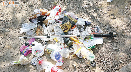 鳳凰徑<br>記者在大嶼山鳳凰徑收集垃圾後發現有人遺下行山杖及水樽。