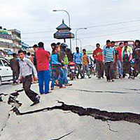 地震後部分道路出現明顯裂縫。（互聯網圖片）