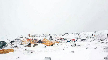 發生雪崩後，有營地被摧毀。（互聯網圖片）