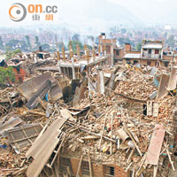 大量建築物倒塌，瓦礫遍地。