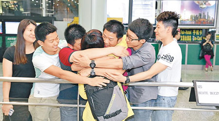 廣州<br>有旅客從尼泊爾順利返抵廣州，與親友擁抱。（互聯網圖片）