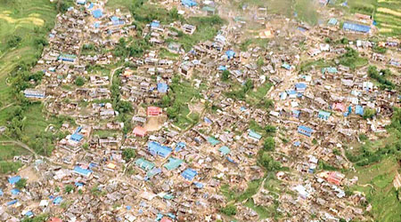 從高空俯瞰照片可見，震央附近廓爾喀地區大批建築物已倒塌。（互聯網圖片）