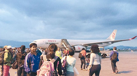 加德滿都機場滿是等上飛機的旅客。（中央社圖片）