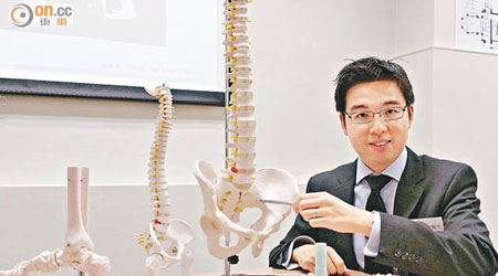 陳柏滔指出，脊椎骨及盆骨的連接位發炎，長遠可致關節僵硬。（張美蘭攝）