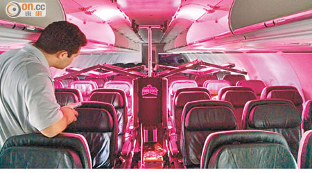飛機機艙殺菌機械人可減低乘客染病的風險。